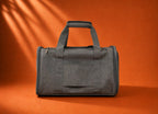 Vue arrière d'un sac de transport pour chat gris.