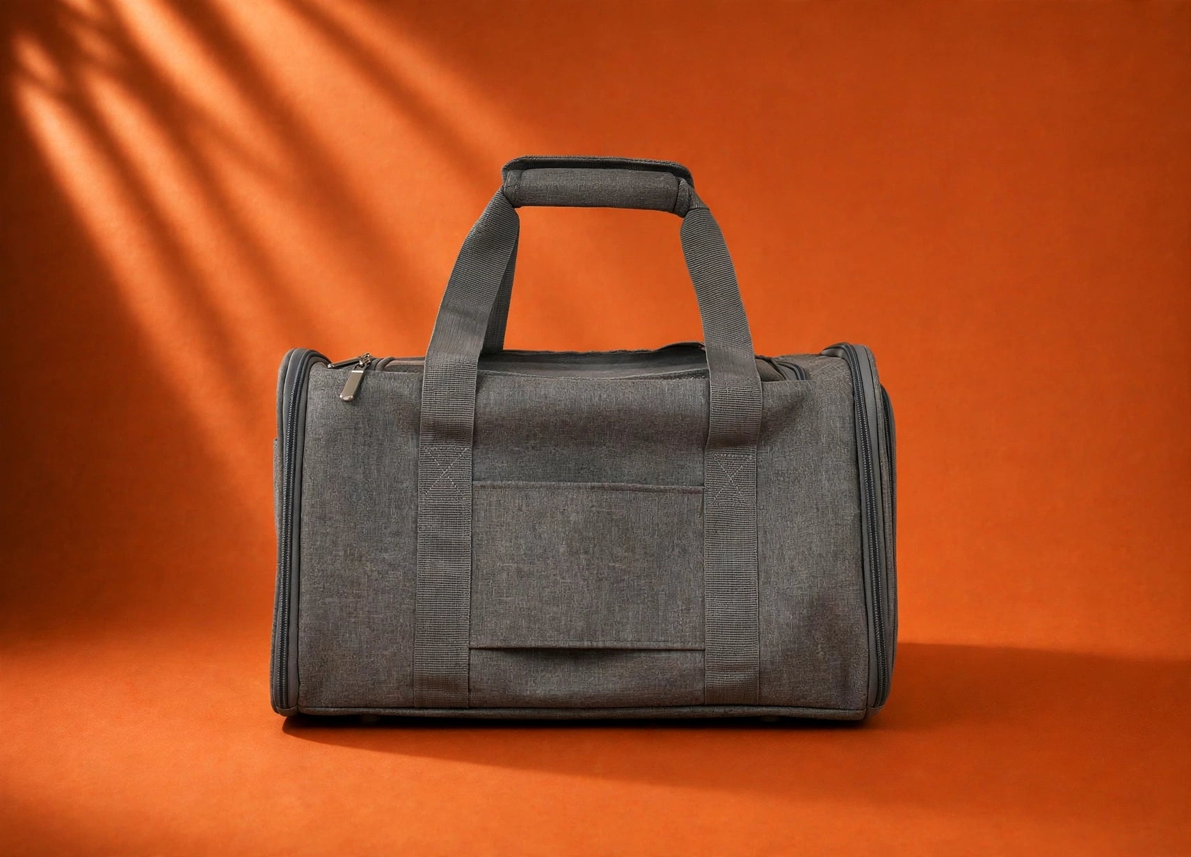 Vue arrière d'un sac de transport pour chat gris.