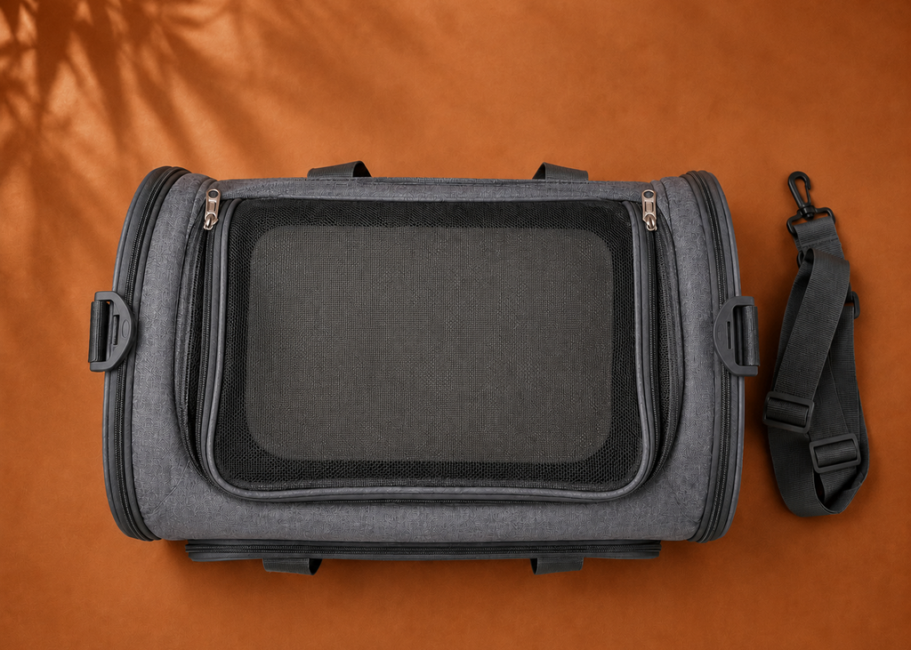 Vue du dessus d'un sac de transport pour chat gris avec poignée et sangle.