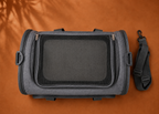 Vue du dessus d'un sac de transport pour chat gris avec poignée et sangle.
