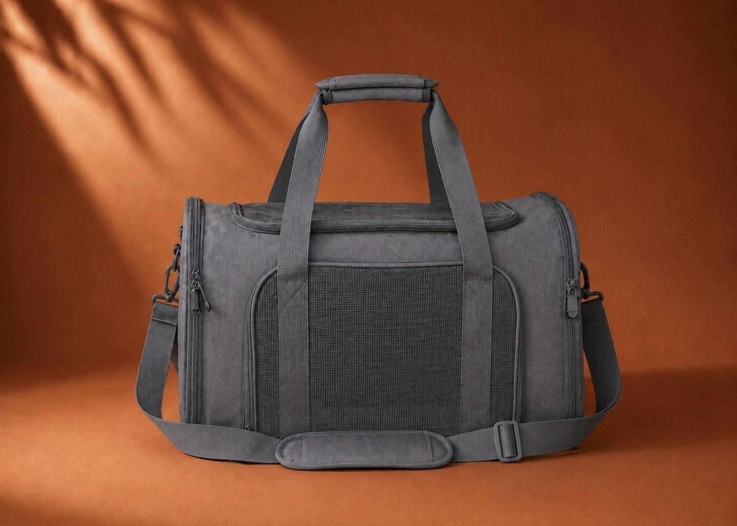 Sac de transport pour chat gris avec panneaux en mesh, vue de face.