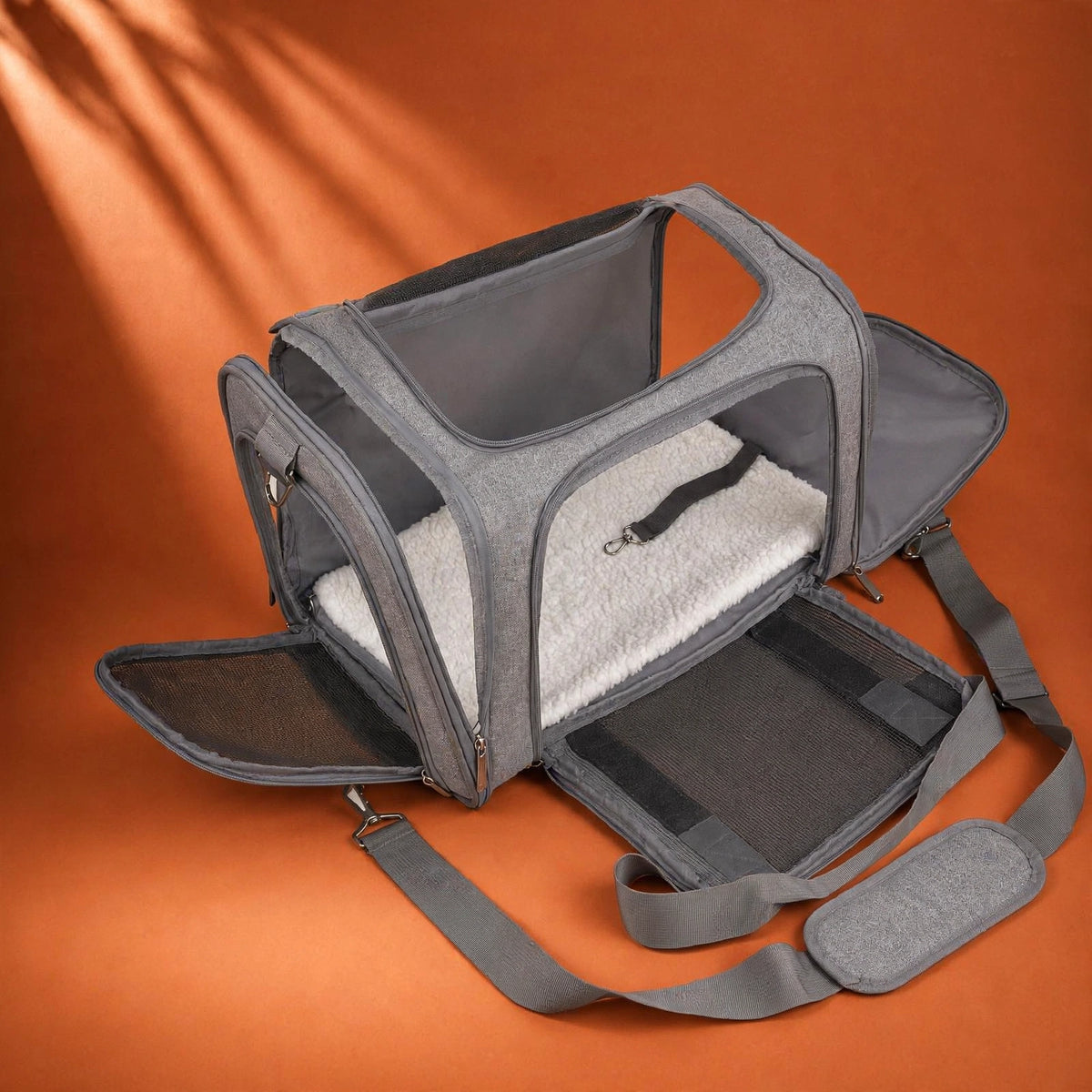 Sac de transport pour chat gris ouvert, intérieur visible