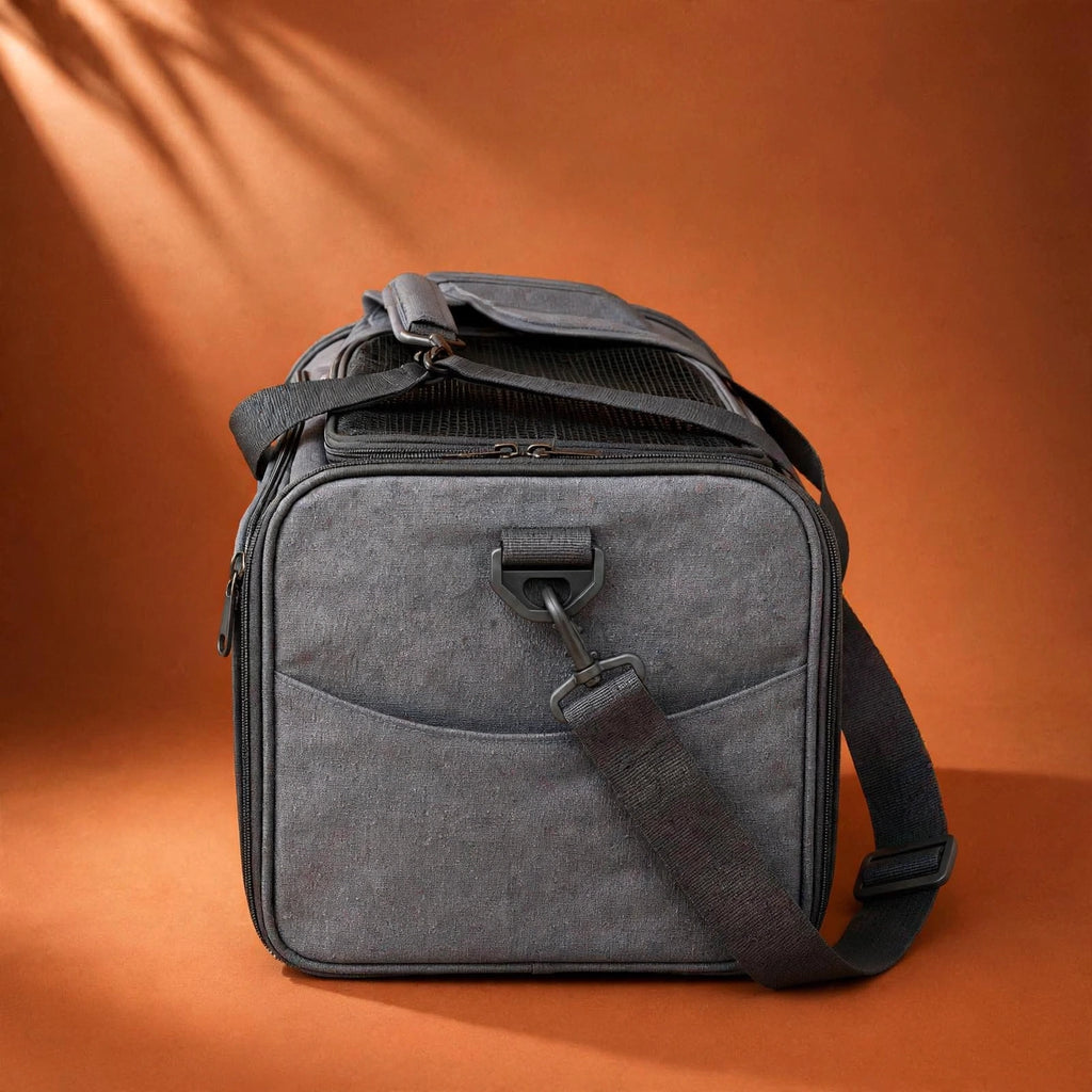 Sac de transport pour chat gris, vue de profil