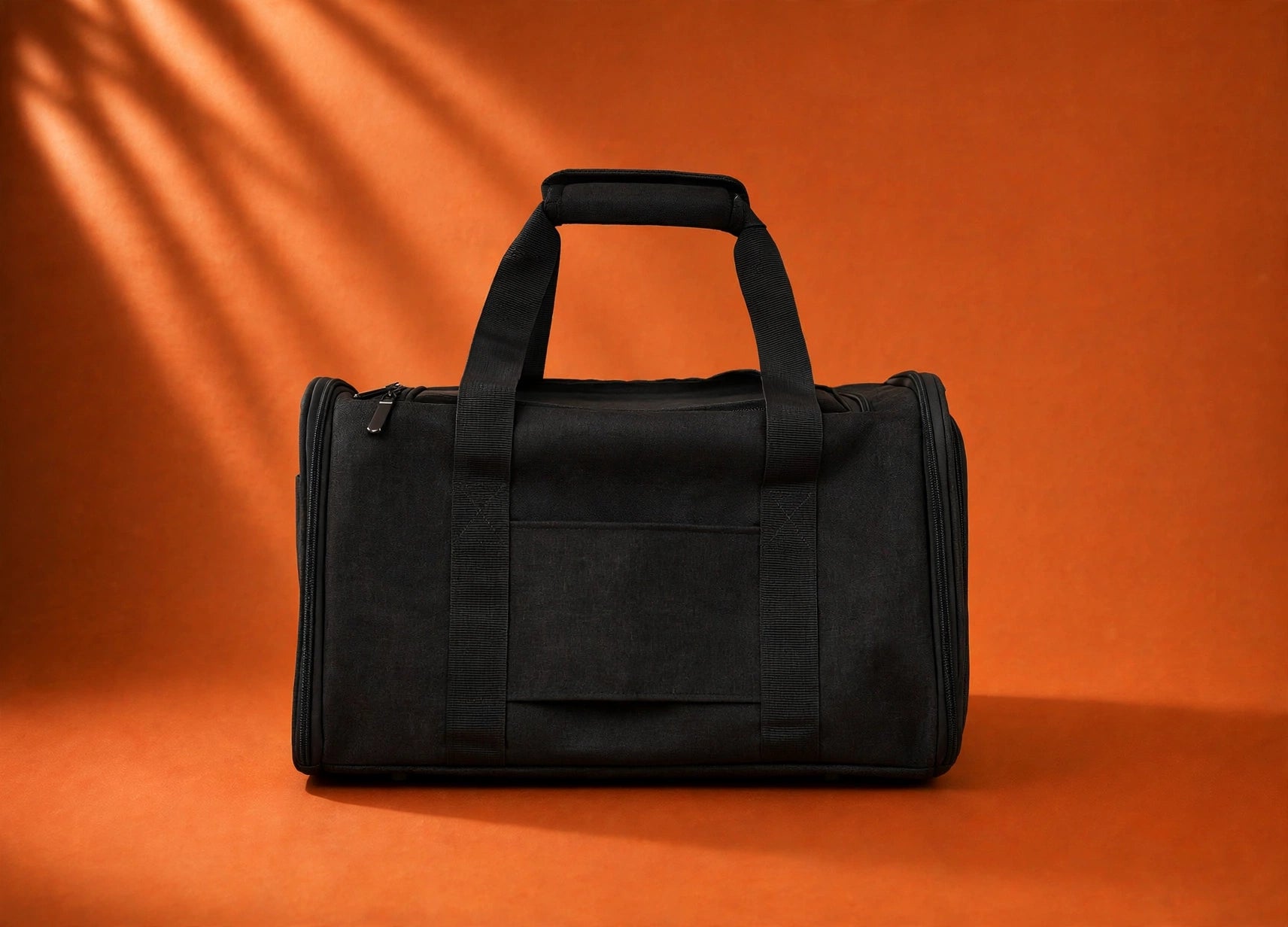 Vue arrière d'un sac de transport pour chat noir.