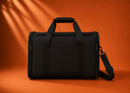 Vue arrière d'un sac de transport pour chat noir.