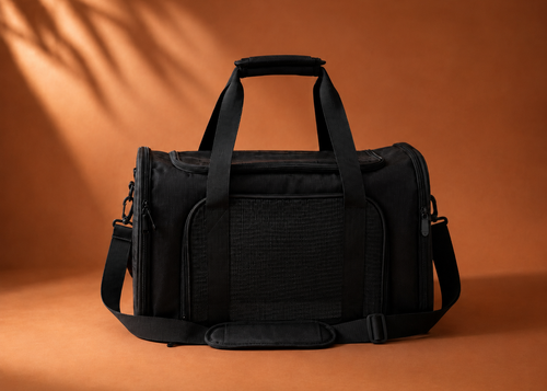 Sac de transport pour chat noir avec panneaux en mesh, vue de face.